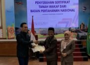 Kepala ATR/BPN Pangkep Aksara Alif Raja Serahkan Sertipikat Wakaf di Momentum Bulan Rajab dan Awal Tahun 2025
