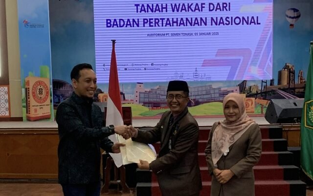 Kepala ATR/BPN Pangkep Aksara Alif Raja Serahkan Sertipikat Wakaf di Momentum Bulan Rajab dan Awal Tahun 2025