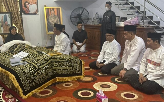 Didampingi PJ Gubernur Sulsel, Mentan Andi Amran Melayat ke Rumah Duka Alwi Hamu
