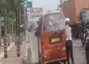 Urai Kemacetan, Kasat Lantas Polres Gowa Inisiatif Dorong Angkot Mogok