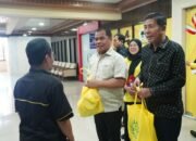 Fraksi Golkar DPRD Sulsel Bagikan 100 Paket Ramadan Untuk Petugas Kebersihan