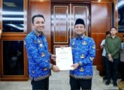 Gubernur  Sulsel Serahkan Bantuan Untuk Penanganan Bencana Longsor di Luwu Utara