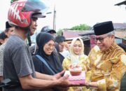 Warga Antusias Menerima Takjil dari Anggota DPR RI Taufan Pawe