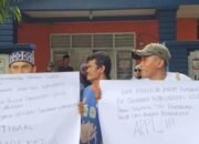 Warga Kepung Kantor Lurah, Desak Pencopotan Ketua RW di Suangga