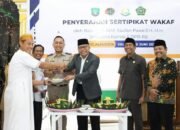 Serahkan Sertipikat Tanah Wakaf Masjid Alauddin Kilo Lima, Warga Pangkep Doakan Taufan Pawe terus Konsisten Kawal Kebijakan Pemerintah 