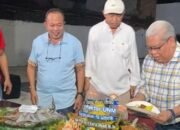 Nasran Mone Beri Kejutan Ke Rektor UNM dengan Nasi Tumpeng di Acara Musik dan Puisi “Kopi Haji”
