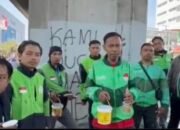 Bakti Ojol Makassar Untuk Indonesia Damai, Bersihkan Coretan Di Sepanjang Jalan Kota Makassar