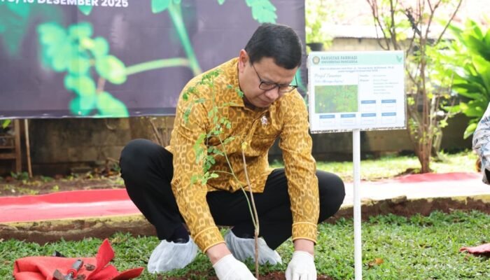 Taruna Ikrar Kepala BPOM RI Resmikan Gedung Baru Fakultas Farmasi dan Pancasila Pharmaceutical Industry Universitas Pancasila dengan tanam pohon