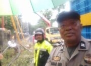 Bhabinkamtibmas   Polsek Ujung Pandang Bersama Pemerintah Setempat Gerak Cepat  Tangani Pohon Tumbang di Jalan Slamet Riyadi