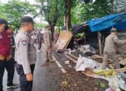 Bhabinkamtibmas dan 3 Pilar Dukung Penataan Lingkungan di Jalan Daeng Ngeppe