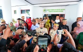 Kado Peringatan 682 Tahun Sidrap, Gubernur Sulsel Serahkan Bantuan Keuangan Rp15 M hingga Alsintan