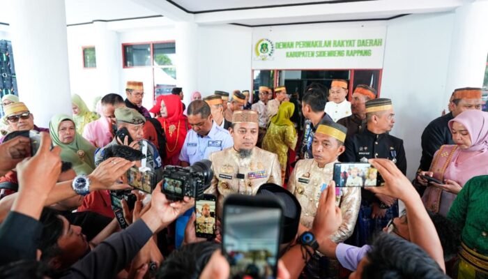 Kado Peringatan 682 Tahun Sidrap, Gubernur Sulsel Serahkan Bantuan Keuangan Rp15 M hingga Alsintan