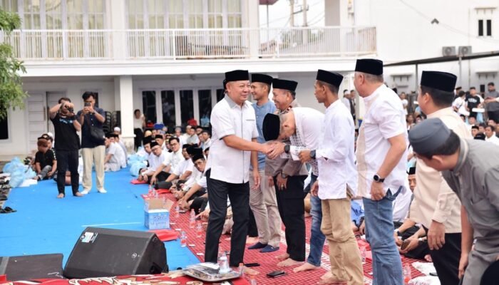 Tak Pernah Berjarak, Rusdi Masse Berbuka Puasa – Berbagi Sembako Bersama Ribuan Warga Pinrang