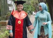 Didampingi Istri, Wakil Ketua  DPRD Sulsel Yasir Machmud Resmi Diwisuda dengan Gelar Doktor di Unhas