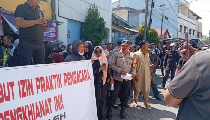 Massa Aksi di Makassar Desak Dugaan Pelanggaran Etik Profesi Hukum Diproses Secara Transparan
