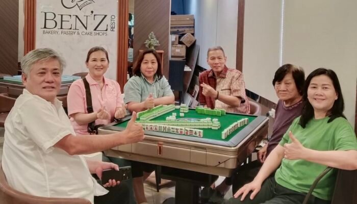 Benz Cafe Makassar, Destinasi Unik Bernostalgia Bermain Mahjong di Samping Karebosi