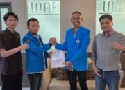 Disaksikan Anggota DPRD Provinsi, SK PLT DPD II KNPI Maros diserahkan.
